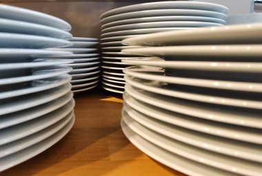 Büyük beyaz servis tabakları üst üste dizildi