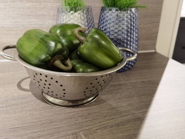 kevgire buladıktan sonra kurutmak için yeşil biber.