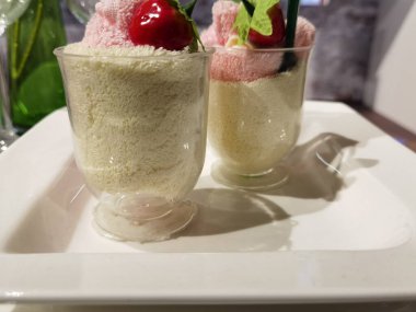 Bardaktaki havlulardan puding süslemesi.