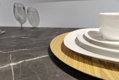 Büyük beyaz servis tabakları üst üste dizildi