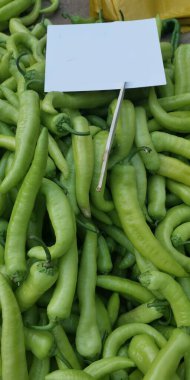 Satılık nar kırmızı pembe ve çok besleyici.