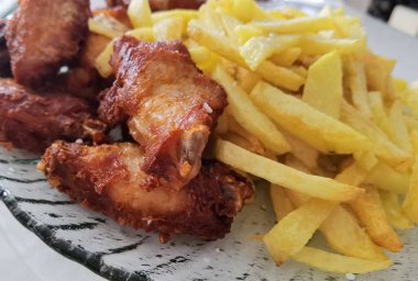 Satılık nar kırmızı pembe ve çok besleyici.