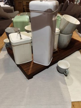 Kahve kabı ve kahve fincanları.