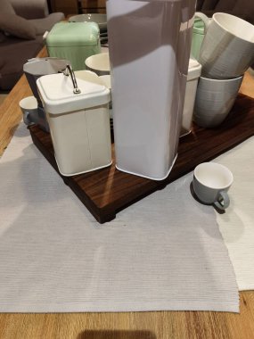 Kahve kabı ve kahve fincanları.