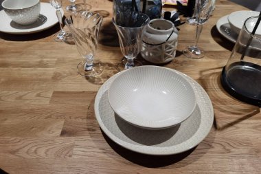 Akşam yemeği için tabak ve minderli masayı hazırla.