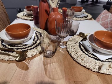 Akşam yemeği için tabak ve minderli masayı hazırla.