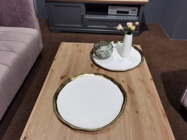 Tabaklı oturma odası masası.