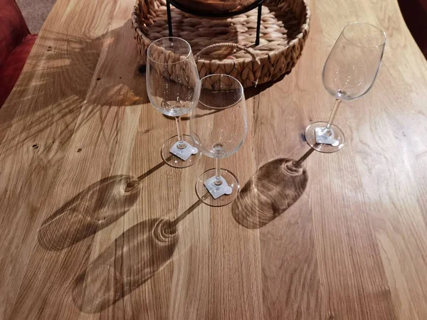 Mesa Madeira Com Copos Vinho Sombra Vidro Vinho — Fotografia de Stock