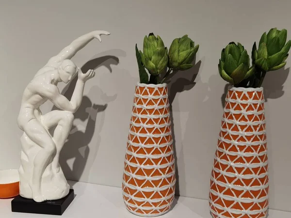 Uma Estátua Com Mãos Erguidas Sombras Muito Agradáveis Dois Vasos — Fotografia de Stock
