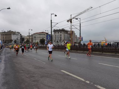 İstanbul Maratonu 07.11.2021 Galata Köprüsü 'nde sporcular