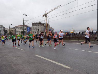 İstanbul Maratonu 07.11.2021 Galata Köprüsü 'nde sporcular