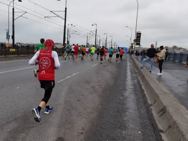 Istanbul Marathon 2021 Atleten Galata Brug — Stockfoto