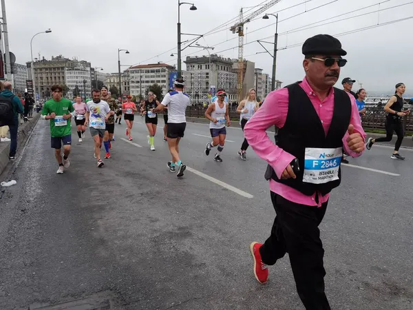 İstanbul Maratonu 07.11.2021 Galata Köprüsü 'nde sporcular