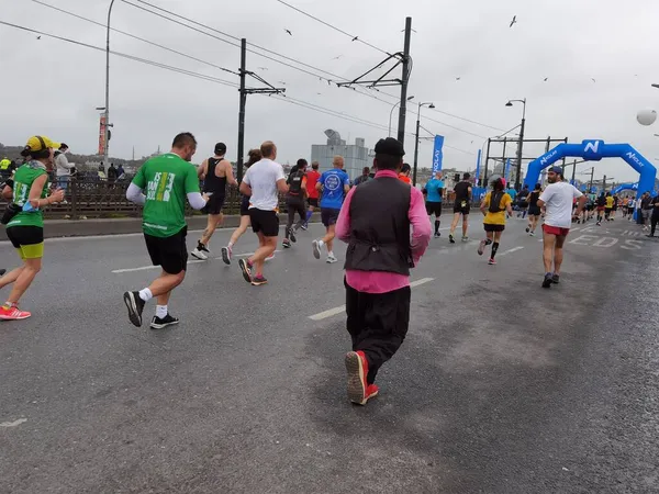 Stanbul Maratonu 2021 Galata Köprüsü Nde Sporcular — Stok fotoğraf