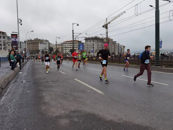 Istanbul Marathon 2021 Atleten Galata Brug — Stockfoto