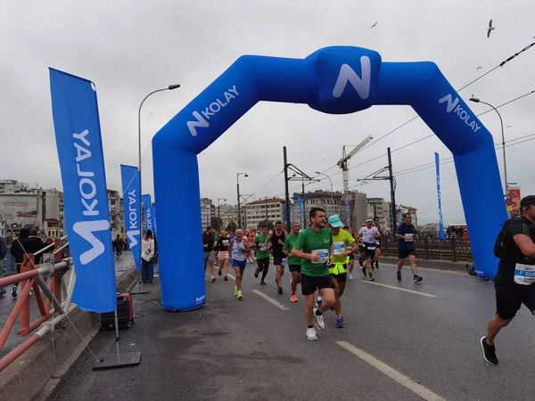 İstanbul Maratonu 07.11.2021 Galata Köprüsü 'nde sporcular
