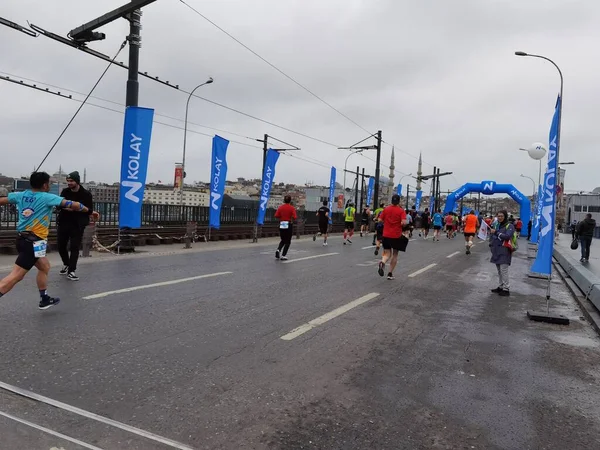 Stanbul Maratonu 2021 Galata Köprüsü Nde Sporcular — Stok fotoğraf