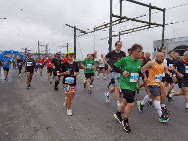 İstanbul Maratonu 07.11.2021 Galata Köprüsü 'nde sporcular