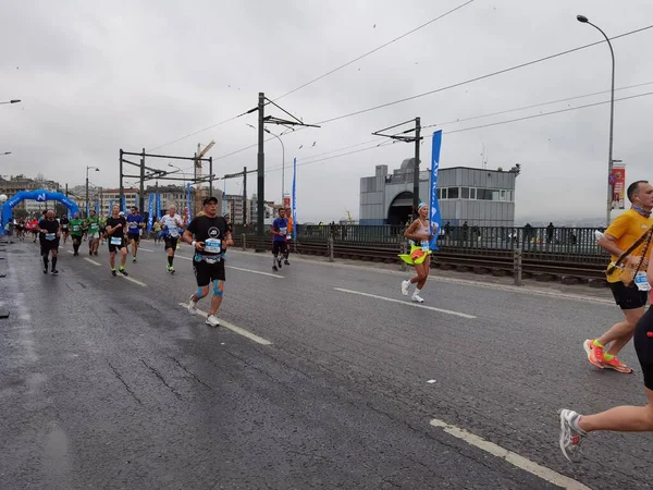 Istanbul Marathon 2021 Athlètes Sur Pont Galata — Photo