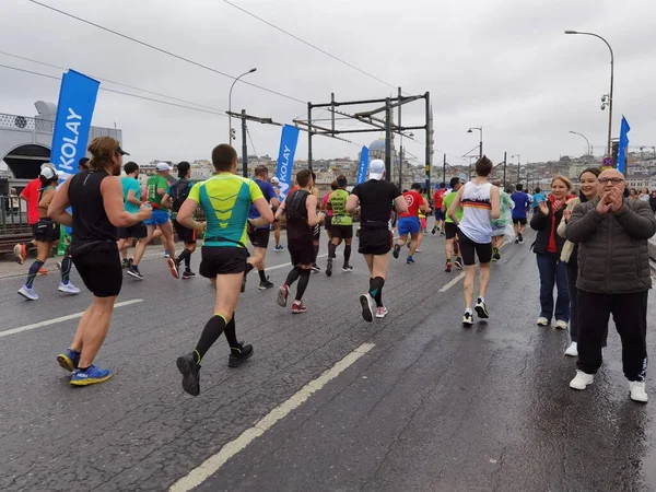 Istanbul Maraton 2021 Atléták Galata Hídon — Stock Fotó