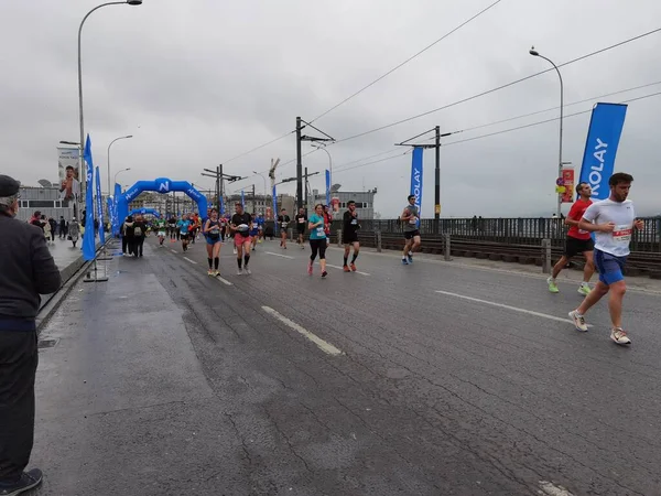 Istanbul Maraton 2021 Atléták Galata Hídon — Stock Fotó