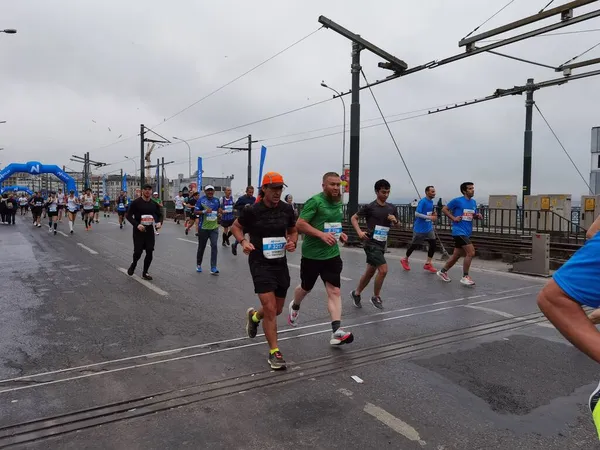 Istanbul Maraton 2021 Atléták Galata Hídon — Stock Fotó