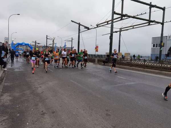 Stanbul Maratonu 2021 Galata Köprüsü Nde Sporcular — Stok fotoğraf