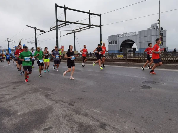 Istanbul Marathon 2021 Athleten Auf Der Galatabrücke — Stockfoto