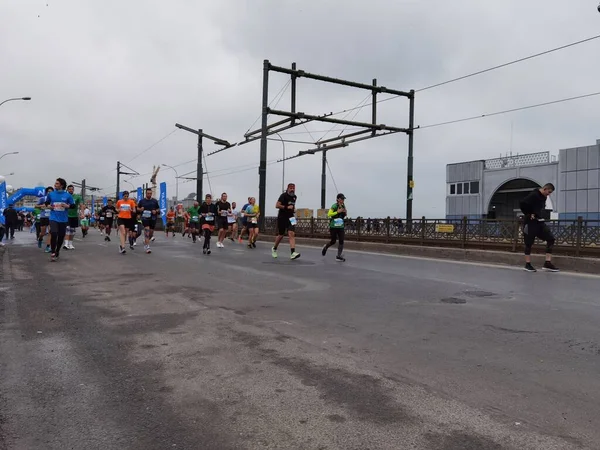 Istanbul Maraton 2021 Atléták Galata Hídon — Stock Fotó