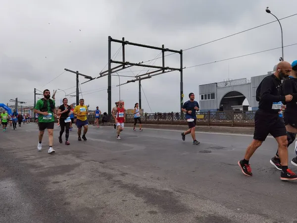 Istanbul Marathon 2021 Athlètes Sur Pont Galata — Photo