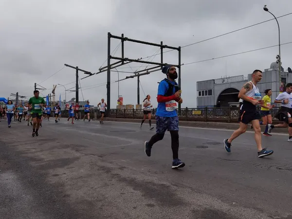 Stanbul Maratonu 2021 Galata Köprüsü Nde Sporcular — Stok fotoğraf