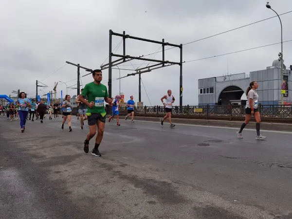 Istanbul Maraton 2021 Atléták Galata Hídon — Stock Fotó