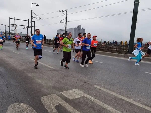 Istanbul Maraton 2021 Atléták Galata Hídon — Stock Fotó