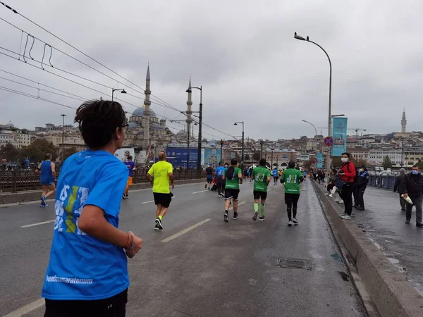 Maratón Istanbul 2021 Atletas Puente Galata —  Fotos de Stock