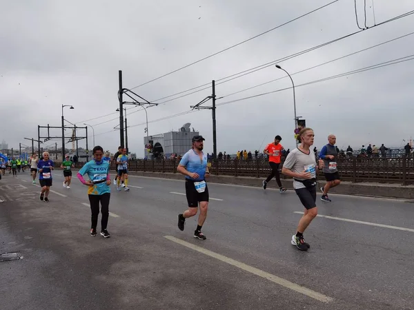 Istanbul Marathon 2021 Atleten Galata Brug — Stockfoto