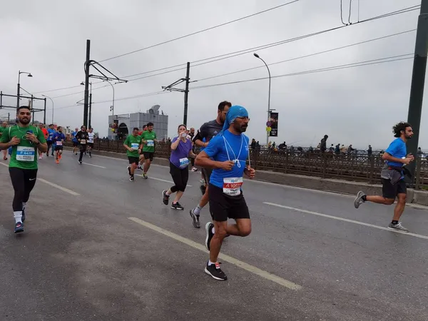 Istanbul Marathon 2021 Athleten Auf Der Galatabrücke — Stockfoto