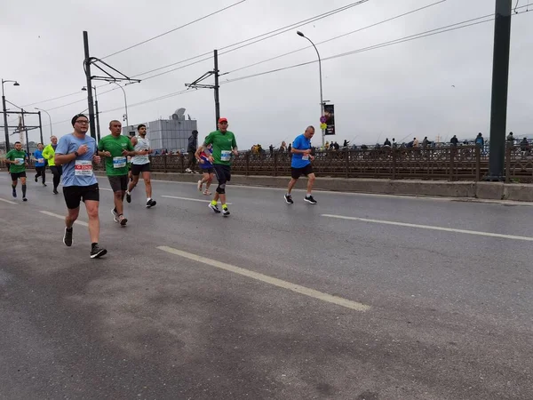 Stanbul Maratonu 2021 Galata Köprüsü Nde Sporcular — Stok fotoğraf