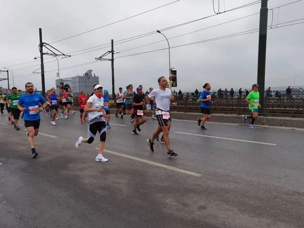 Istanbul Marathon 2021 Athlètes Sur Pont Galata — Photo