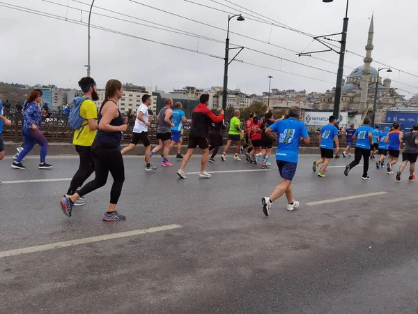 Istanbul Marathon 2021 Atleten Galata Brug — Stockfoto