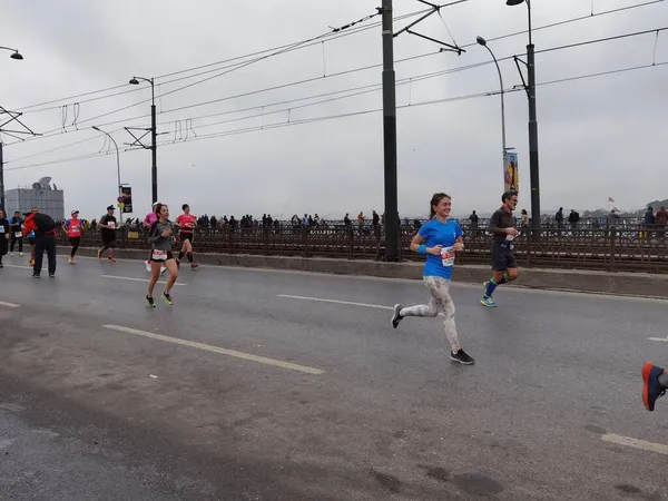Ιστανμπούλ Μαραθώνιος 2021 Αθλητές Στη Γέφυρα Γκαλάτα — Φωτογραφία Αρχείου