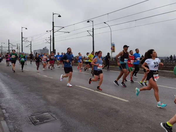 Ιστανμπούλ Μαραθώνιος 2021 Αθλητές Στη Γέφυρα Γκαλάτα — Φωτογραφία Αρχείου