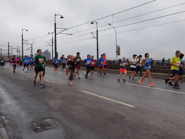 Istanbul Marathon 2021 Athleten Auf Der Galatabrücke — Stockfoto