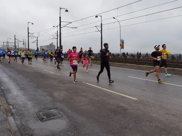 Istanbul Marathon 2021 Athletes Galata Bridge — Stock Photo, Image