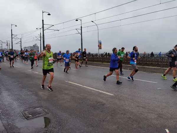 Istanbul Marathon 2021 Athlètes Sur Pont Galata — Photo