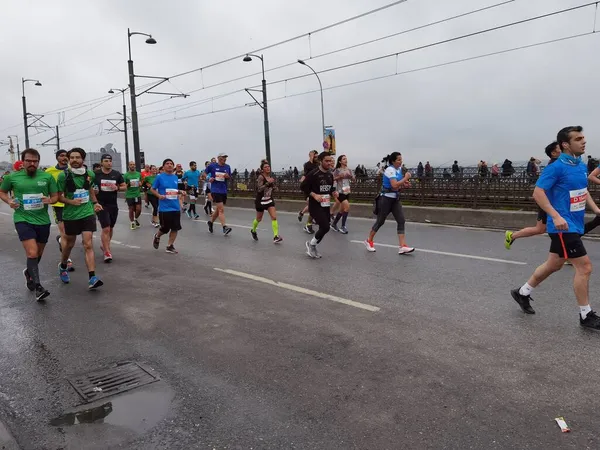 Istanbul Maraton 2021 Atléták Galata Hídon — Stock Fotó