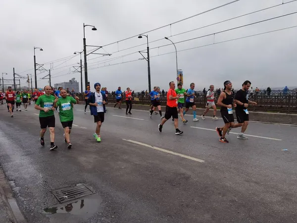 Istanbul Marathon 2021 Atleten Galata Brug — Stockfoto