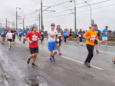 İstanbul Maratonu 07.11.2021 Galata Köprüsü 'nde sporcular