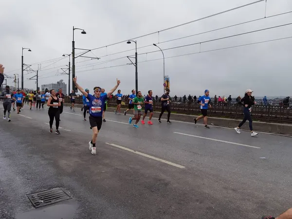 Istanbul Marathon 2021 Athlètes Sur Pont Galata — Photo