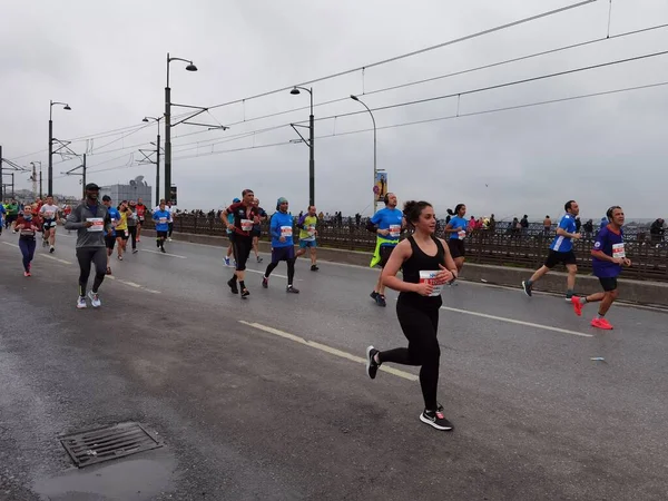 Istanbul Marathon 2021 Atleten Galata Brug — Stockfoto