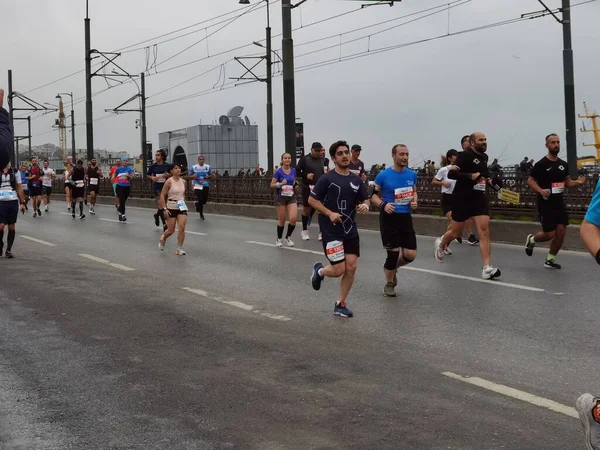 Istanbul Marathon 2021 Athleten Auf Der Galatabrücke — Stockfoto